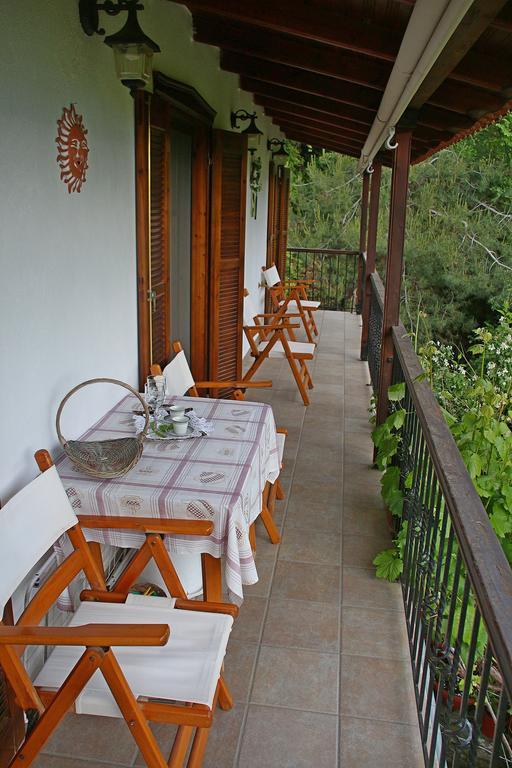 Villa Katoikia Me Ta Pitharia à Prínos Extérieur photo