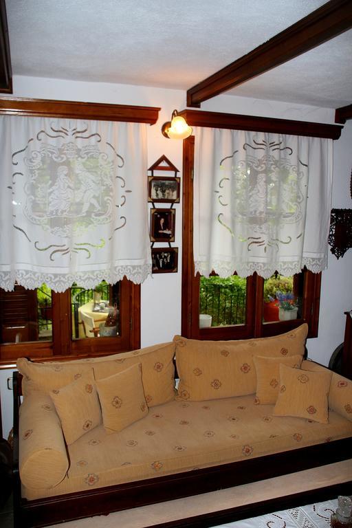 Villa Katoikia Me Ta Pitharia à Prínos Extérieur photo