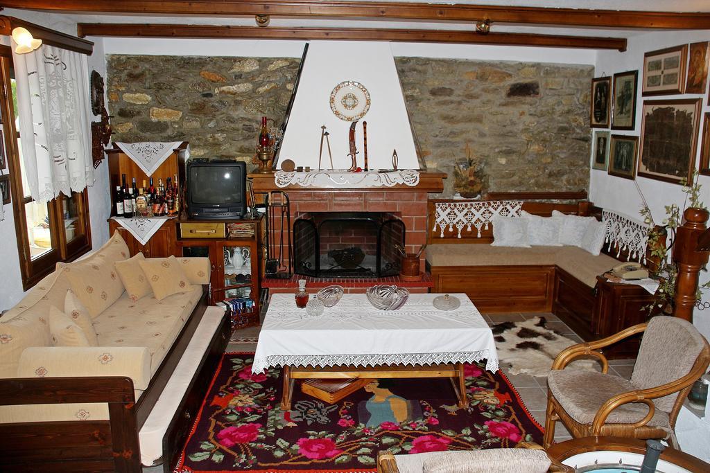 Villa Katoikia Me Ta Pitharia à Prínos Extérieur photo