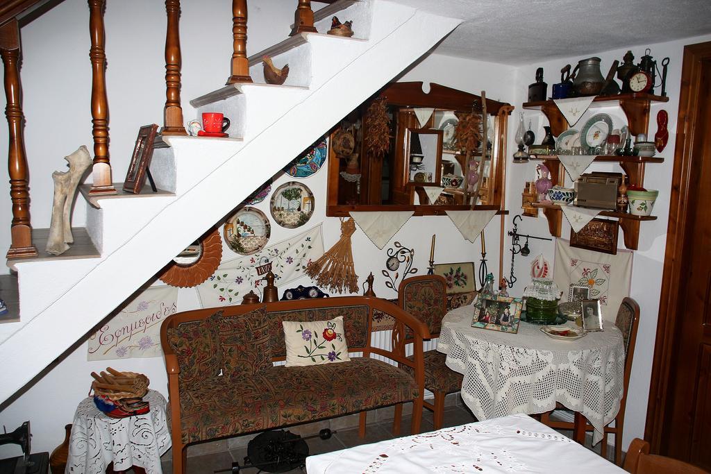Villa Katoikia Me Ta Pitharia à Prínos Extérieur photo