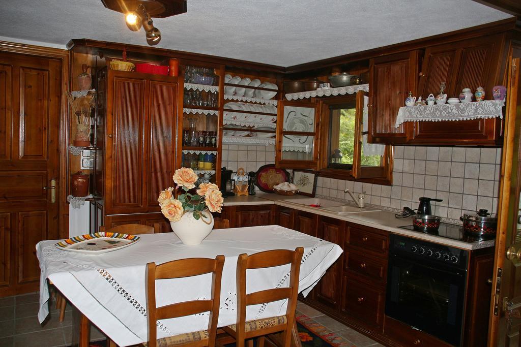 Villa Katoikia Me Ta Pitharia à Prínos Extérieur photo