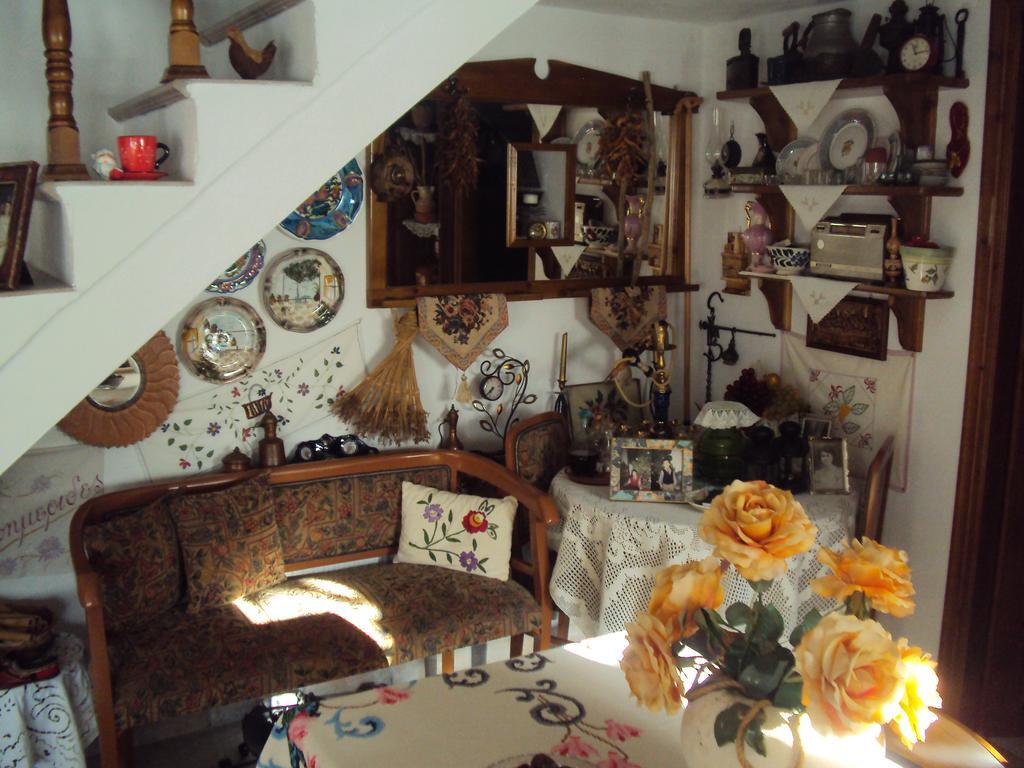 Villa Katoikia Me Ta Pitharia à Prínos Extérieur photo