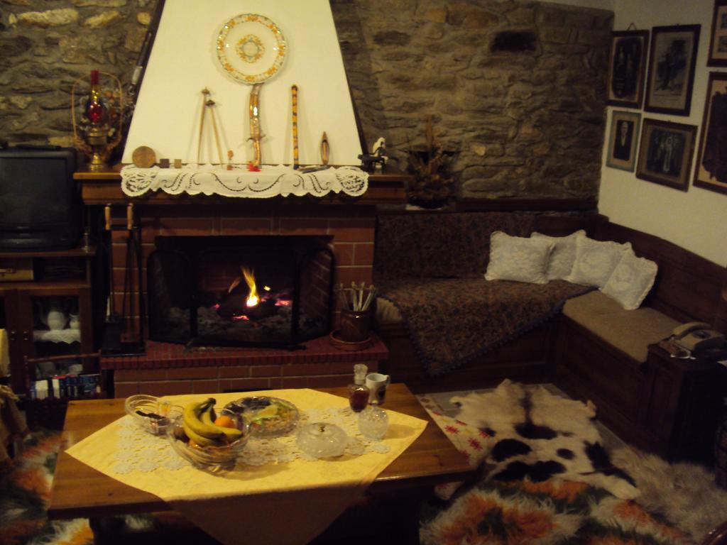 Villa Katoikia Me Ta Pitharia à Prínos Extérieur photo